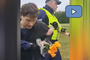 В Латвии полицейские жестко задержали возлагавшего цветы к могилам мужчину