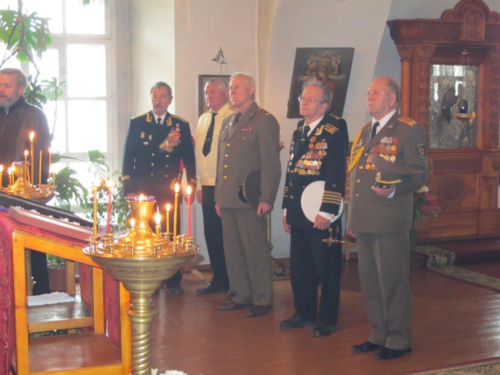 Ветераны на службе в день Георгия Победоносца