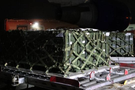 Американские самолеты доставили на Украину 170 тонн оружия и боеприпасов