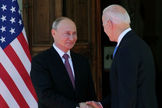В Елисейском дворце сообщили о принятии Путиным и Байденом предложения Макрона провести саммит в Европе