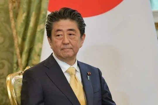 Бывший премьер-министр Японии скончался от полученных во время покушения ранений