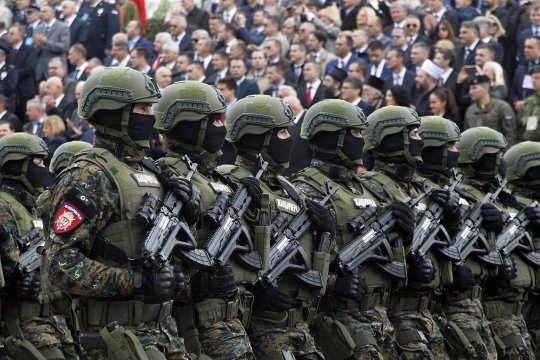 Глава Минобороны Сербии заявил о готовности армии защищать сербов в Косово