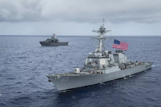 «Опасное маневрирование» Японии и США в Восточно-Китайском море