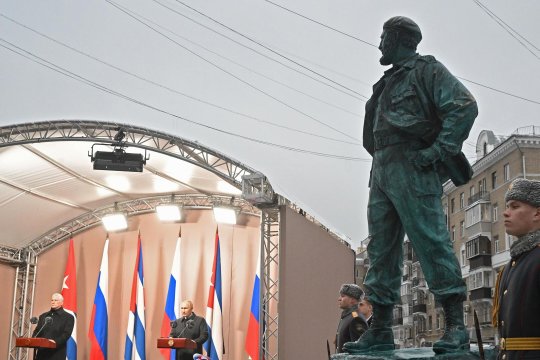 Главы России и Кубы открыли памятник Фиделю Кастро в Москве