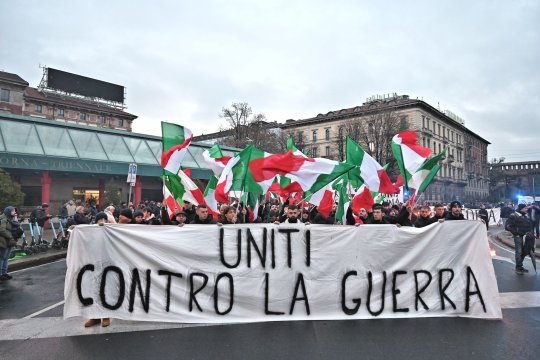 Митинг в Милане: «Хватит оружия для Киева!»