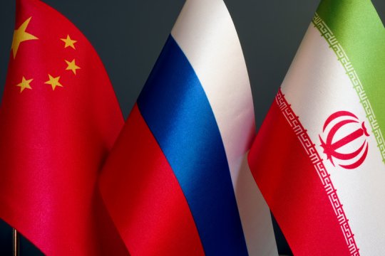 Эксперт объяснила причины беспокойства США из-за сближения РФ, КНР и ИРИ