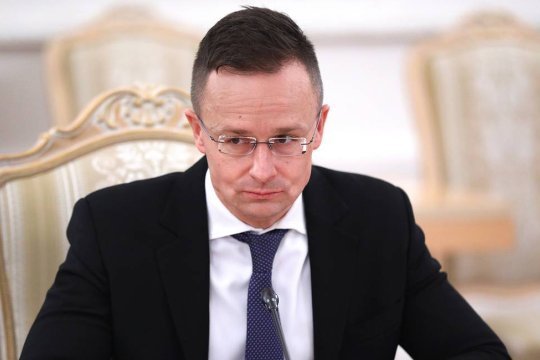 Глава МИД Венгрии прилетел в Москву на переговоры по энергетике