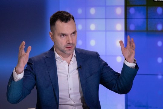 Арестович заявил о необходимости смены президента Украины из-за роста коррупции