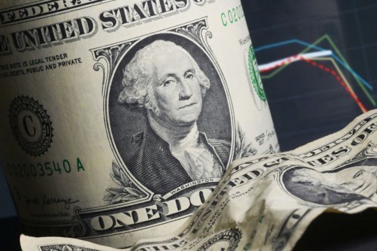 Bloomberg: в мире  наблюдается негативная реакция на гегемонию доллара