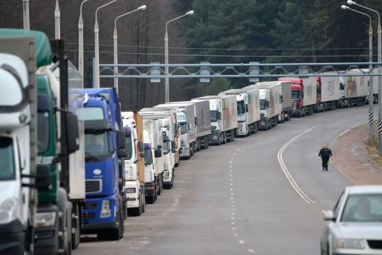 Польские дальнобойщики начали круглосуточную блокаду четвертого КПП на границе с Украиной