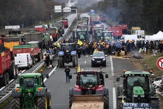 Власти Франции объявили о мобилизации 15 тысяч правоохранителей из-за протестов фермеров