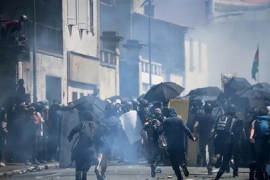 Французские полицейские задержали десятки участников протестов