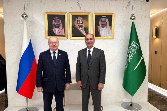 Сенатор Умаханов провел встречу с Послом КСА в РФ Альсадхани