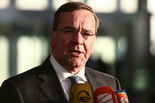 Глава Минобороны ФРГ приехал в Киев
