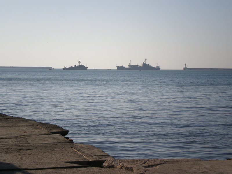 Фарватер Севастопольской бухты перекрыт несколькими кораблями