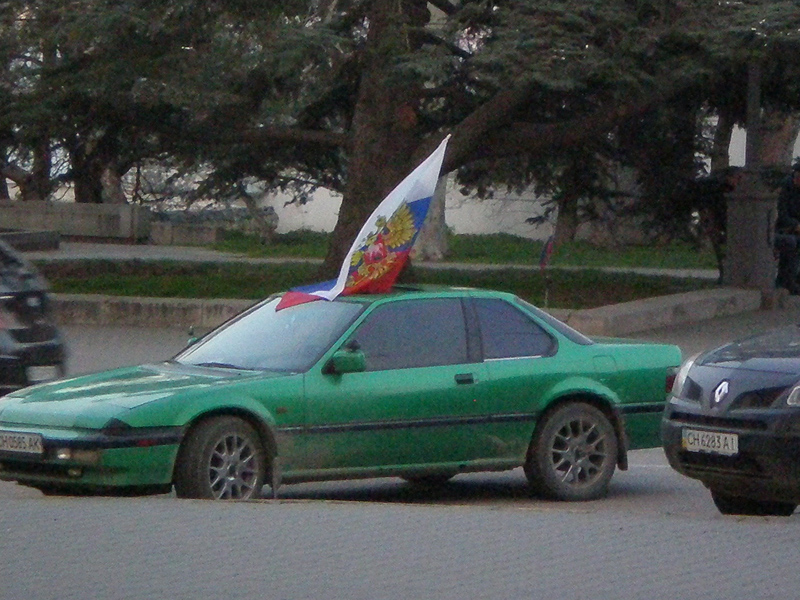 Авто с российским флагом в Севастополе