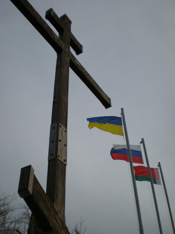 На берегу Севастопольской бухты установлен Крест и три флага – России, Украины и Белоруссии, как символ нерушимого единства трех народов-братьев