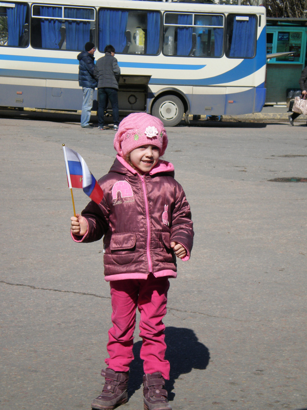 Все от мала до велика ходили с флагами России фото 2 – 15 марта в Севастополе был День Российского флага