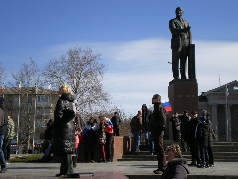 В центре Симферополя у памятника Ленину постоянно собирался народ