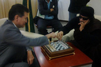М.Каддафи сыграл в шахматы с президентом ФИДЕ К.Илюмжиновым 