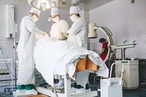Сибирские хирурги впервые установили девушке два механических 