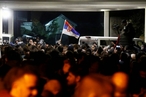 Протестующие в Белграде ворвались в здание Телевидения и Радио Сербии