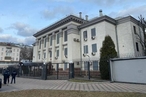Над зданием посольства России на Украине спущен государственный флаг