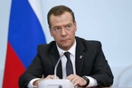 Медведев прокомментировал введение ЕС потолка цен на нефть из России