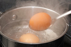 Ученые научились варить яйца обратно
