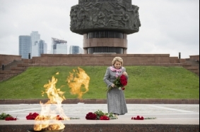 В.Матвиенко возложила цветы к Вечному огню в Парке Победы