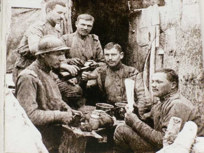Родион Малиновский (в каске) среди солдат Русского экспедиционного корпуса, 1916 г.