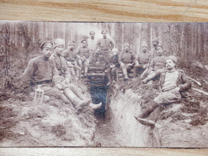 Д.А.Введенский среди солдат . Франция. 1915 г
